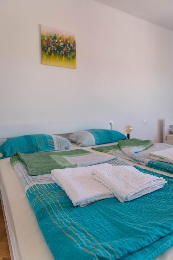 Sobe Kaki In Kivi Hostel Izola Kültér fotó